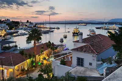 Image de “Une villa de luxe distinguée avec une vue magnifique et un emplacement dans le vieux port
