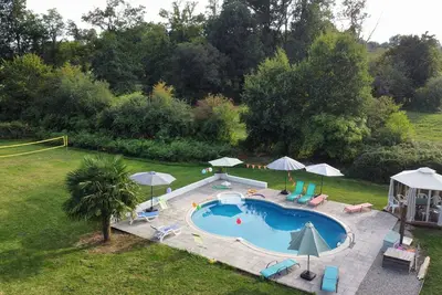 Image de Grand et spacieux avec tous les appareils modernes et un 9x4. Piscine de 2 m