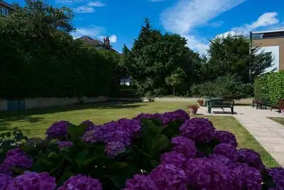 Image de Regency Court No 4 est un appartement de 3 chambres proche de la ville et de la plage, parking, jardin