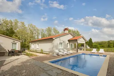 Image de Villa neuve avec jardin, piscine et vue sur un vignoble à proximité