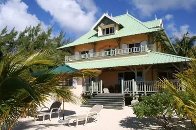 Image de Pointe D Esny: Villa spacieuse pieds dans l'eau