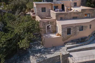 Dion: Maison en pierre de l'artiste avec vue sur la campagne