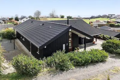 Image de Situation calme et idyllique avec une vue panoramique sur la mer