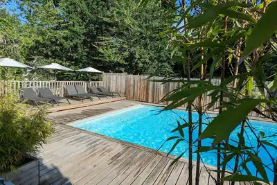 Image de Castelwood : chalets écologiques tout confort avec piscine en Dordogne.