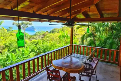 Image de Jungle et Ocean View Studios Manuel Antonio peut accueillir jusqu'à 16 personnes dans 4 studios