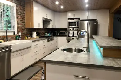 Image de Emplacement incroyable, 4 chambres, 2. 5 salles de bain