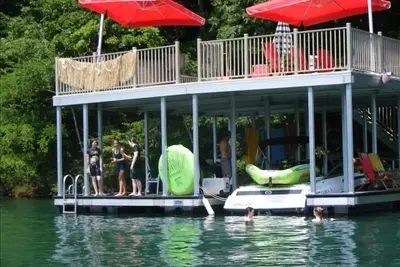 Image de Chalet Norris Lake avec quai à deux étages sur Private Cove