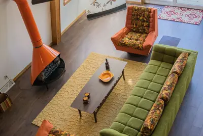 Image de Fabuleux Funky Refurbished 70's Retro Lakefront Home -