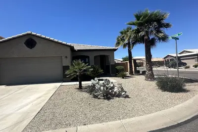 Image de Charme 1440 Sq / ft 3 chambres / 2 salles de bains @ Johnson Ranch Golf Course communautaire