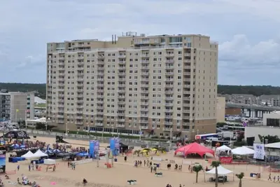 Image de Vue spectaculaire sur l'océan à l'extrémité calme de la promenade à Rudee's Inlet