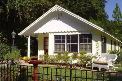Image de ** Chalet Dickerman. Situé sur une rangée de chalets dans le quartier historique du mont Dora **