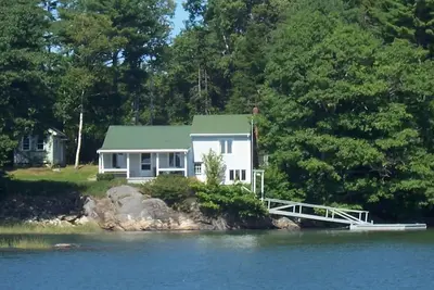 Image de Cottage en bord de mer avec vue panoramique et son propre quai de marée sur la baie de Casco