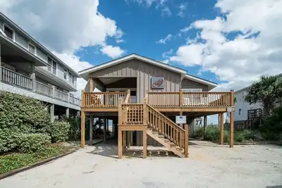 Maison de quatre chambres face à l'océan avec ascenseur sur la plage de Pawley's Island