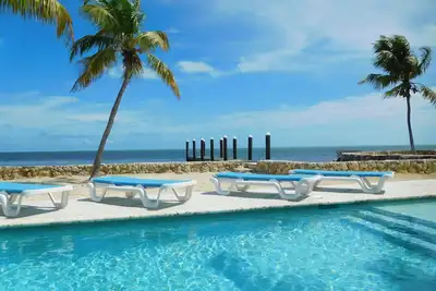 Image de Quai de spa privé de 150 pieds en bord de mer avec piscine en eau salée de 2 acres