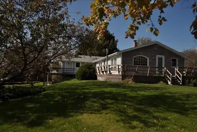 Image de Lumineuse et spacieuse maison 1/2 mi à Charlestown Bch / spéciale du 3 au 10 août 2500 $. /la semaine