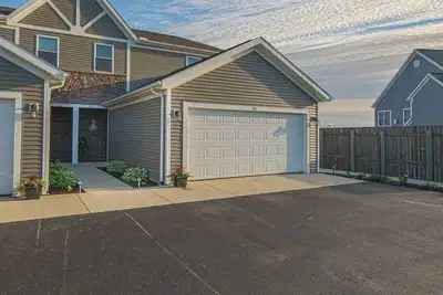 Image de Beach Club Escape Unit 301 - Un magnifique condo au bord du lac sur le Grand Lac!