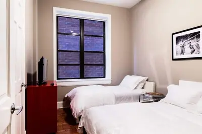 Image de En face de Wrigley Field, belle nouvelle 4 chambres en vedette sur Travel Channel!