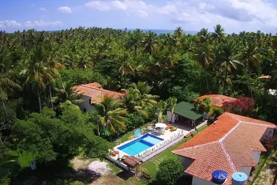 Image de Maison entièrement meublée avec 03 suites à cinq minutes de la quatrième plage!