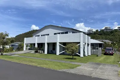 Image de Maison de luxe avec la plage de l'autre côté de la route