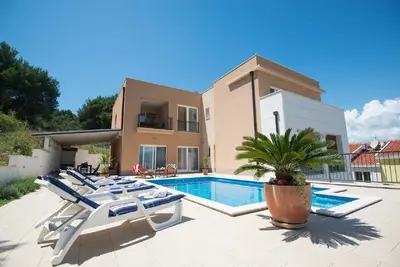 Image de Villa de luxe et moderne avec piscine