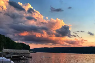 Image de Réservez dès maintenant pour des couchers de soleil spectaculaires sur Keuka Wine Trail! Charme et animaux de compagnie!