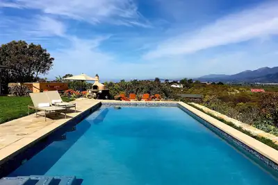 Image de Bella Vista - Designer Comfort & Court de tennis privé à Carpinteria
