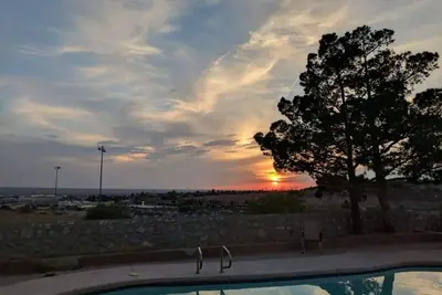 Image de Belle maison 1600 Sq. pi, , Cheminée, Piscine, Jacuzzi