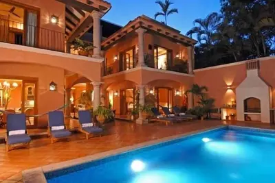 Image de Villa de luxe à quelques pas de la plage! - 99 $ / chambre par nuit, personnel spécial inclus, dernière minute