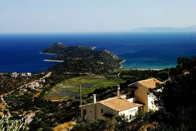 Image de Villa Aeolos surplombant les eaux scintillantes de la mer Égée