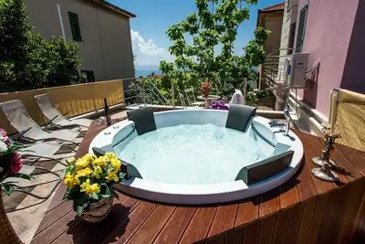 Image de Villa spacieuse avec bain Ă remous