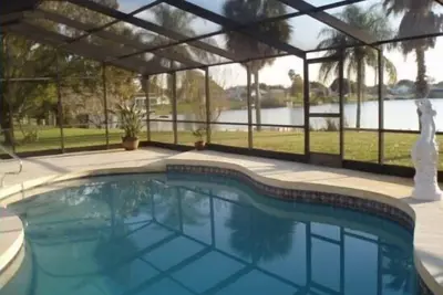 Image de Magnifiquement rénové Lakeside Home prêt pour vous et votre famille.