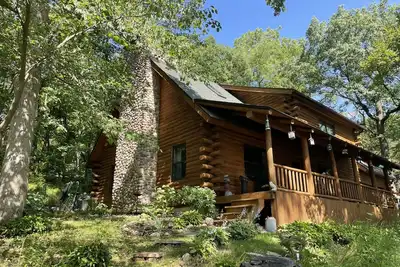 Image de Dog-Friendly Log Home On Fox River Il Près de Starved Rock, Porche, Deck, Firepit