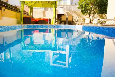 Image de Villa moderne de 3 chambres avec piscine privée