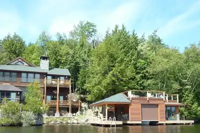Image de Superbe nouvelle maison sur Upper Saranac Lake avec Boathouse