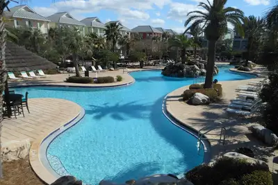 Image de Luxe 6 Bdr. Beach Home, à pied. à la plage, grand complexe de la piscine, tram gratuit, Gated.