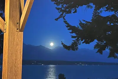 Image de Magnifique vue sur le lac et les montagnes, Newer Executive Home haut sur la colline