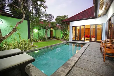 Image de 4 chambres, 2 villas avec piscine privée, entretien ménager, Seminyak central, à pied des commerces