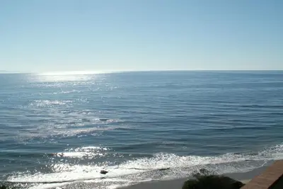 Image de Lumineux, Sunny Cottage Oceanfront Beach à Santa Barbara!