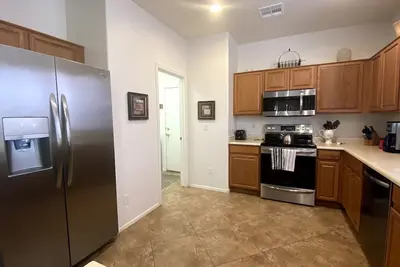 Image de Magnifiquement meublé One Story House 4bd 2ba garage 2 voitures sur cul-de-sac, Clean