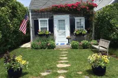 Image de Charmant Cottage Couvert Brant Point Rose - avec Wifi gratuit et Ac et Smart Tv