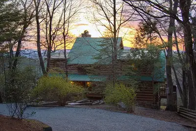 Image de Maison romantique en bois rond de Mt. 19. 3 acres / Vue panoramique / Près de Boone