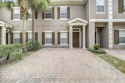 Image de À partir de 75 $ / nt, 4br / 3ba TownHome avec bain à remous / vue sur le lac, près de Disney, centre des congrès