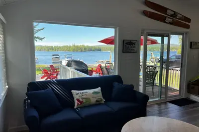Image de Superbe maison au bord du lac - Rénové au printemps 2019! Maintenant avec Central Ac!