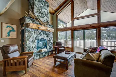 Image de Nouvelle construction Waterfront Family Lake Lodge sur le côté ensoleillé de la baie de bouteille!