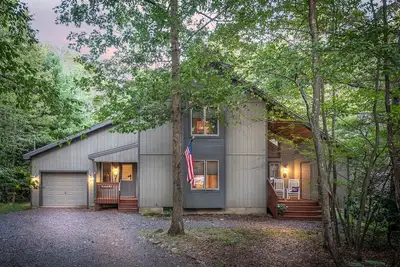 Image de Escalade sereine dans le magnifique lac Naomi