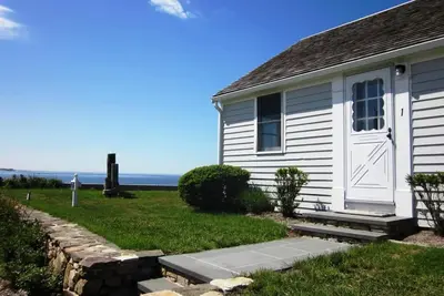 Image de Étapes Cottage Waterfront à la plage privée!