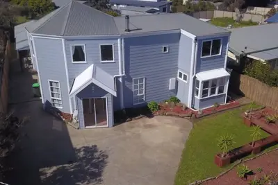 Image de WiFi gratuit, Cinq chambres Queen, à 500m du surf, MiniGolf, 12 min. aux manchots