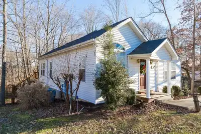 Image de Immaculée maison de 3 chambres sur le lac Barren River avec accès au lac et WiFi!