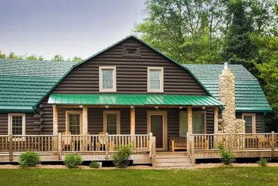 Image de Magnifique Lodge niché au milieu des pins sur la pittoresque rivière Au Sable!