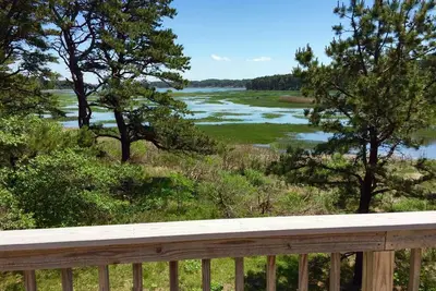 Image de 4bd moderne avec vue imprenable sur les marais - A / C, terrasse, véranda, proche de Bay Beach